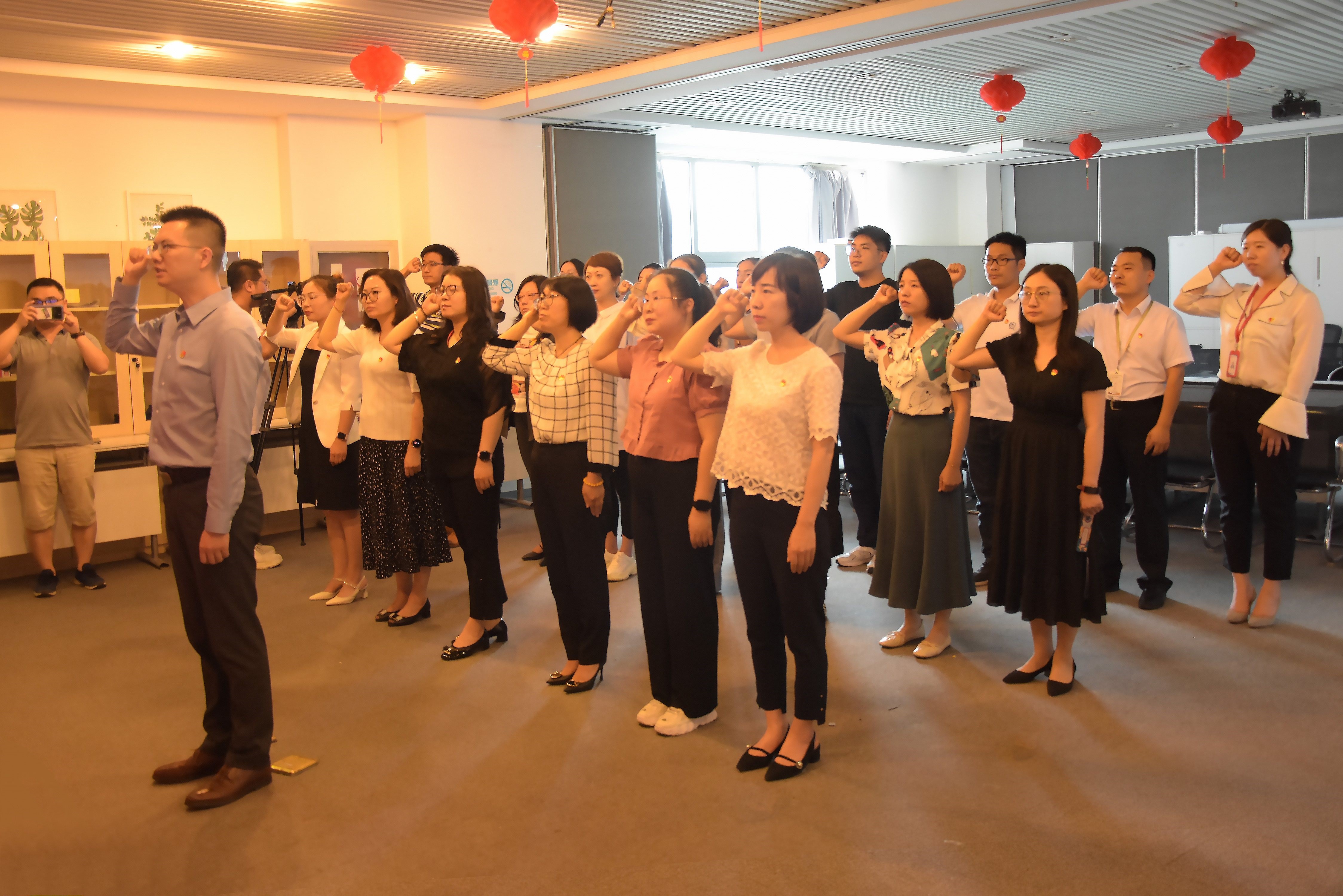迎建党百年|尊龙凯时党支部重温入党誓词，重忆入党初心